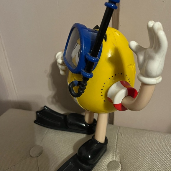 M&M yellow shower radio - Picture 3 of 3